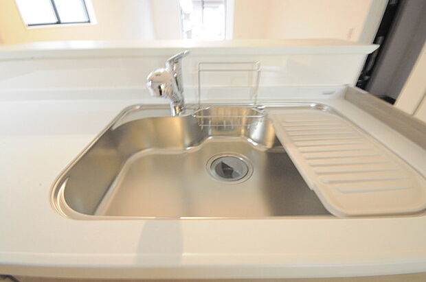 人工大理石を使用したシステムキッチン。永く傷つきにくく、お手入れもしやすい高機能性です。 