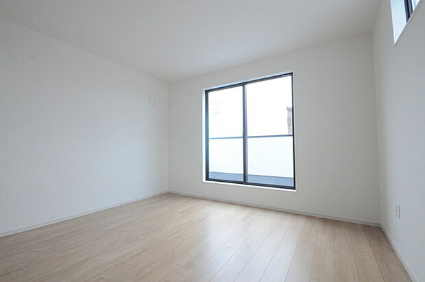 どんな家具にでも相性が良い清潔感ある白色調のクロスを採用。主張しすぎない配色、耐久性にも優れた床材は日々のメンテナンスも楽に、快適に過ごして頂けるよう考えられています。