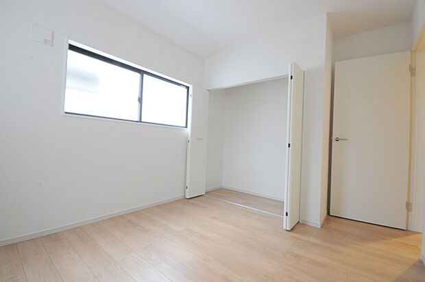 衣類の整理整頓に嬉しいクローゼット付きのお部屋。お子様のお部屋としても便利です。 
