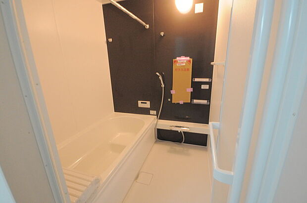 一緒にお風呂に入っている子供達の声がリビングまで聞こえてきそうな広々とした1坪バス 