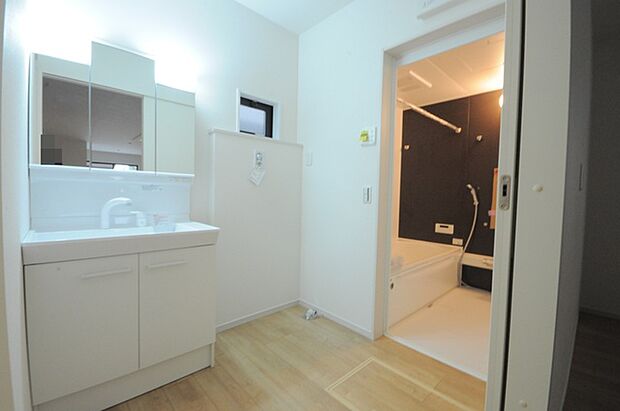 お出かけ前の身だしなみに一歩差がつく三面鏡。ミラー裏にはたっぷり収納もございます。