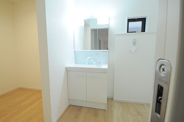 使い勝手の良い洗面台、窓があることで換気もしやすく清潔感のある空間を保てます。
