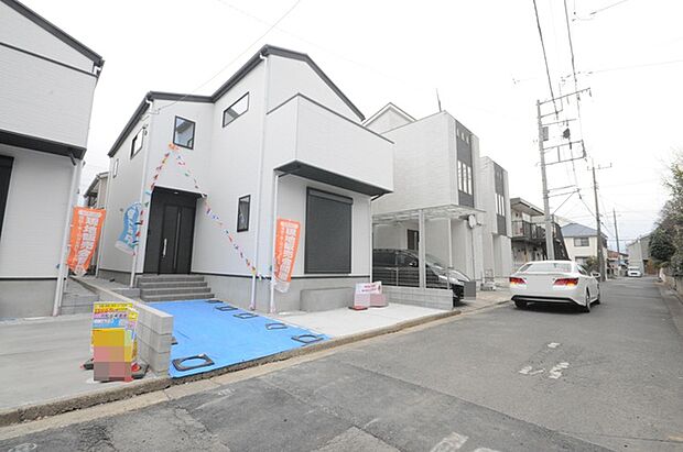 戸建てが立ち並ぶ静かな住宅街。四季折々の移り変わりを感じながら自然と楽しみ、暮らす、そんな毎日を日々の中で感じられる住環境