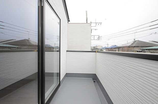 広めのバルコニーは風通しも良くお洗濯物もしっかりと干すことができます!