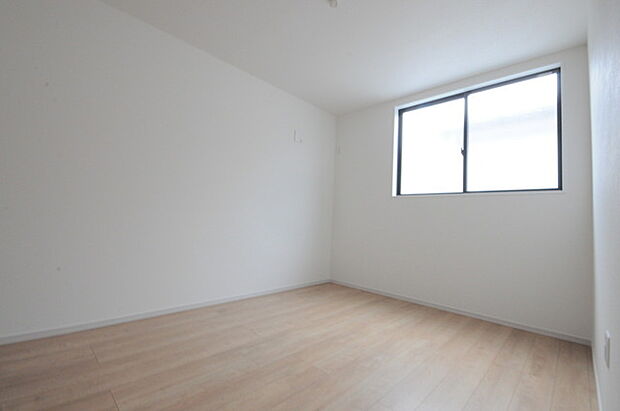 どんな家具にでも相性が良い清潔感ある白色調のクロスを採用。主張しすぎない配色、耐久性にも優れた床材は日々のメンテナンスも楽に、快適に過ごして頂けるよう考えられています。