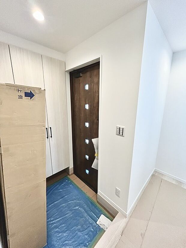 玄関はおうちの顔とも呼ばれる重要な場所！明るくスッキリと見える空間で住まう人を見送り、出迎えてくれます。 