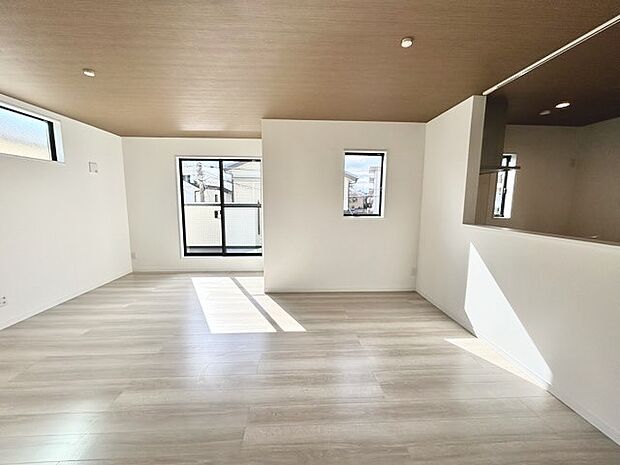 家族や友人、両親、親戚とこれから沢山の時間を紡ぐのだろう。そこを彩るのは窓から見える青い空、心地よい緑。そんなイメージが膨らむリビングスペース。 