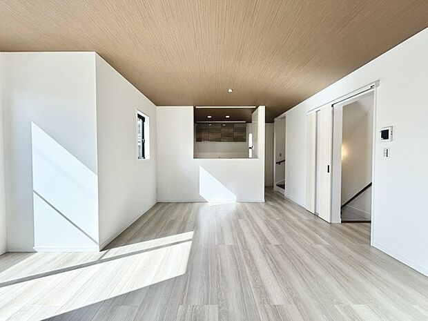 リビングは家具の配置も思いのまま。自由度が高い設計です。 