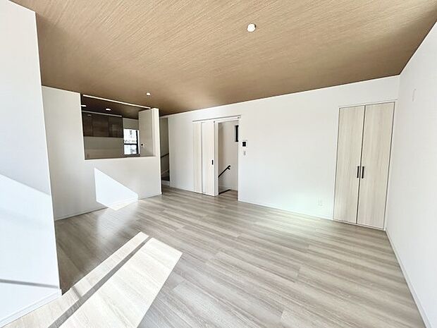 家族の集うリビングには色々な方向から光が差し込む設計に。家族のコミュニケーションが弾むスポットだから明るい雰囲気であってほしい。 