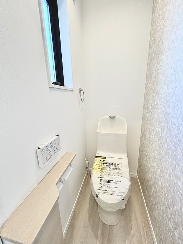 ウォシュレット機能付きのトイレ。換気のしやすい窓付きで、収納もあり実用性も兼ね備えた造り。 