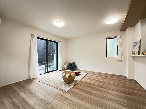 家族の集うリビングには色々な方向から光が差し込む設計に。家族のコミュニケーションが弾むスポットだから明るい雰囲気であってほしい。