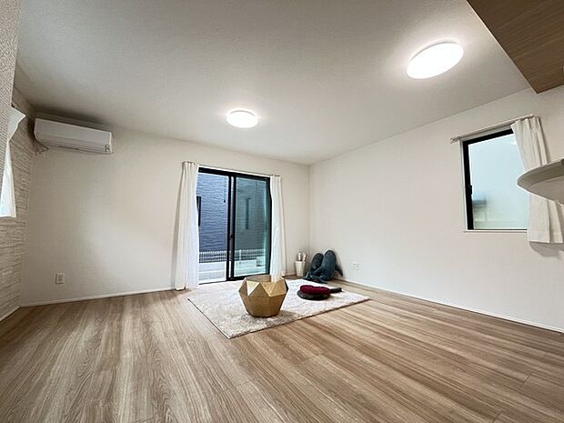 夕食の時間。家族、友人、両親、親戚との会話がより料理を美味しくしてくれる。あっという間に時間が過ぎてしまう居心地の良さは、普段はほっとする空間としてここにあります。