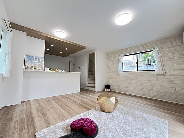 いつも家族の集まるリビングは広々とした16帖。通風・採光にも優れ、心安らぐ風と光がたえない空間。汎用性に富んだ居住スペースと、高揚感さえも与えてくれる住空間です。 