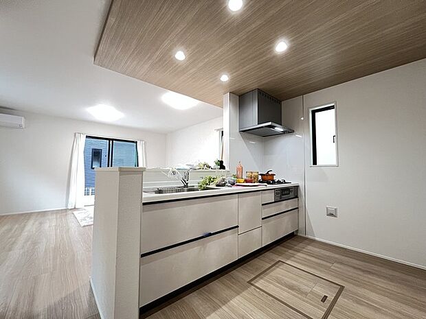 人工大理石を使用したシステムキッチン。永く傷つきにくく、お手入れもしやすい高機能性です。 