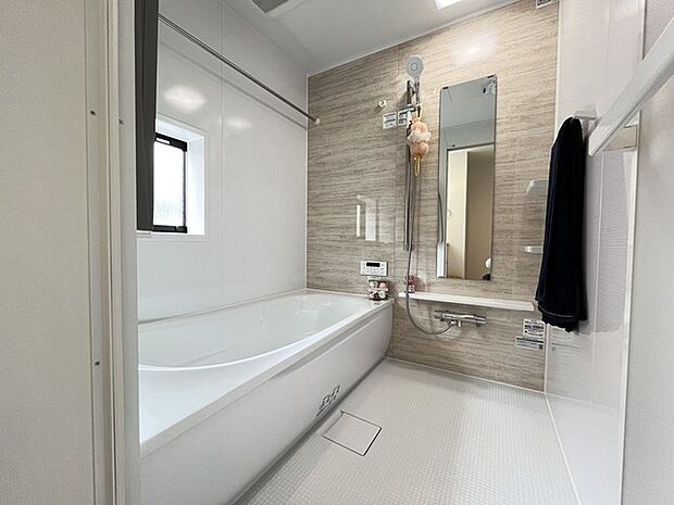 一緒にお風呂に入っている子供達の声がリビングまで聞こえてきそうな広々とした1坪バス 