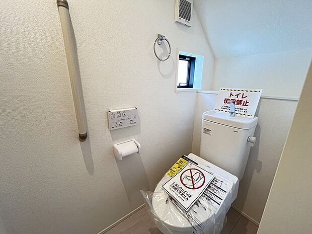 ウォシュレット機能付きのトイレ。換気のしやすい窓付きで、収納もあり実用性も兼ね備えた造り。 
