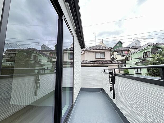 陽ざしが差込む明るいバルコニー。奥行きのあるバルコニーはお洗濯時に助かります。