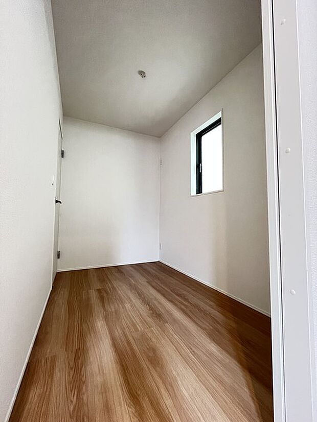 1階サービスルームは3帖有りテレワーク室としても収納としても使い方色々