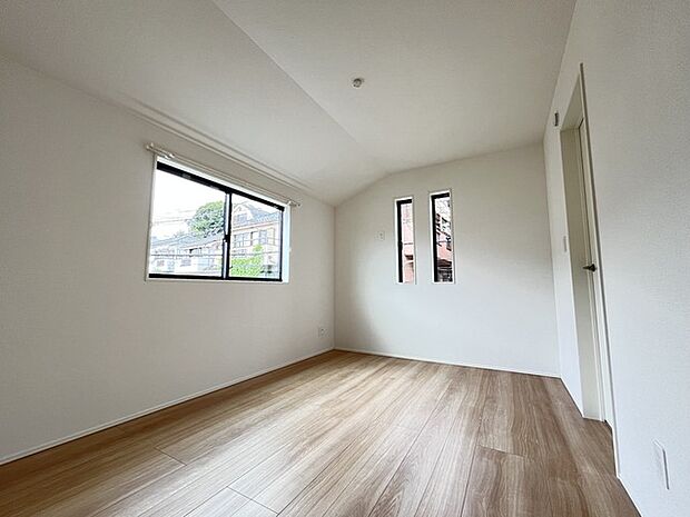 2面採光を確保した明るい室内は、爽やかな風を感じる居心地の良い空間です。