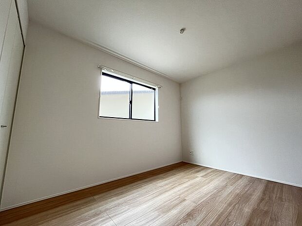 どんな家具にでも相性が良い清潔感ある白色調のクロスを採用。主張しすぎない配色、耐久性にも優れた床材は日々のメンテナンスも楽に、快適に過ごして頂けるよう考えられています。 