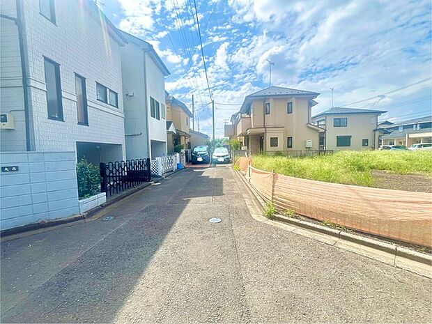 戸建てが立ち並ぶ静かな住宅街。四季折々の移り変わりを感じながら自然と楽しみ、暮らす、そんな毎日を日々の中で感じられる住環境 