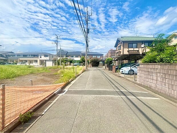 5m幅員の道路に面しておりお車の運転が苦手な方でも安心して出入りいただけます。 