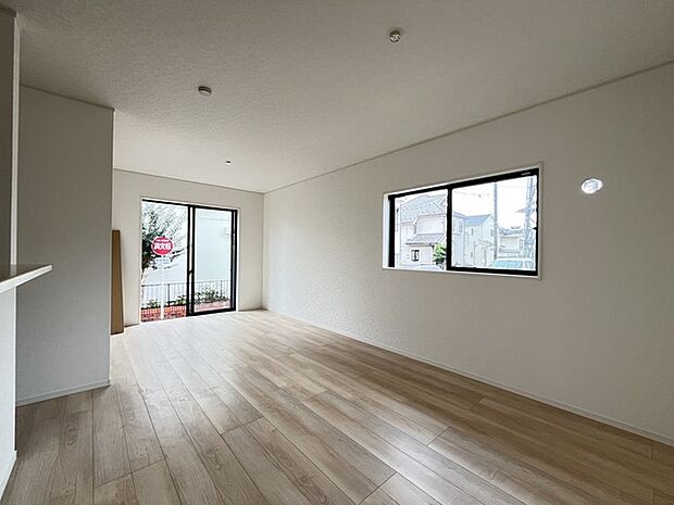 家族や友人、両親、親戚とこれから沢山の時間を紡ぐのだろう。そこを彩るのは窓から見える青い空、心地よい緑。そんなイメージが膨らむリビングスペース。 