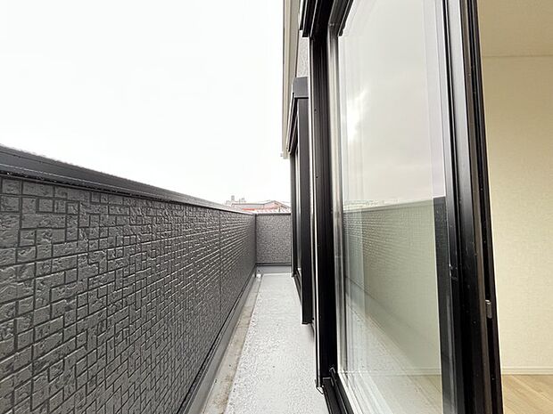 窓から眺める風景は一日の疲れを癒すヒーリングを奏でる、心地の良い時間を演出してくれます。室内も重要ですが、周りの環境もマイホーム選びの大事なポイント 