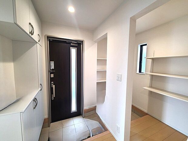 明るく開放的な玄関、靴の脱ぎ履きもしやすく、収納も豊富でご家族皆様の靴をスッキリ収納できます。