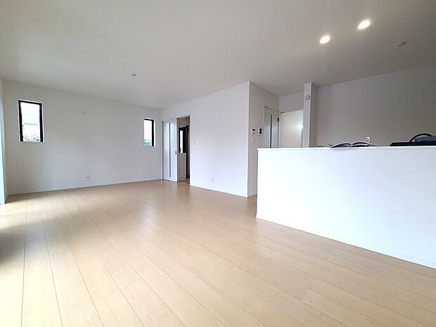 家族団欒のリビング。陽光差し込む食卓には家族の会話とスマイルが溢れます。いつまでもここで食卓を囲みたくなる、そう感じさせてくれるスペース。