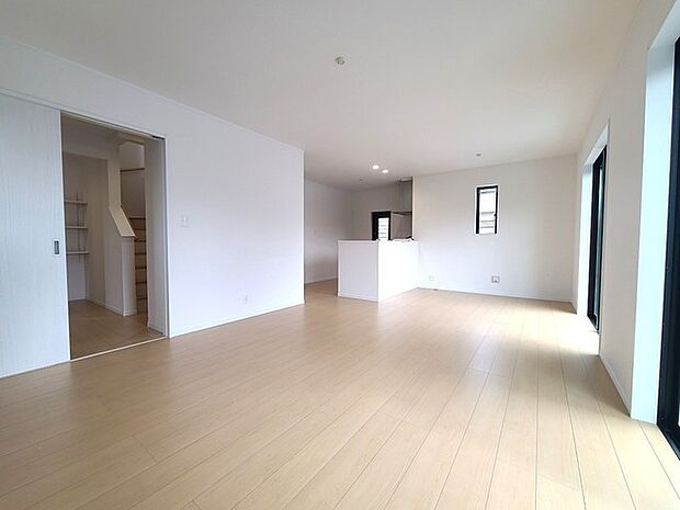 家族団欒のリビング。陽光差し込む食卓には家族の会話とスマイルが溢れます。いつまでもここで食卓を囲みたくなる、そう感じさせてくれるスペース。