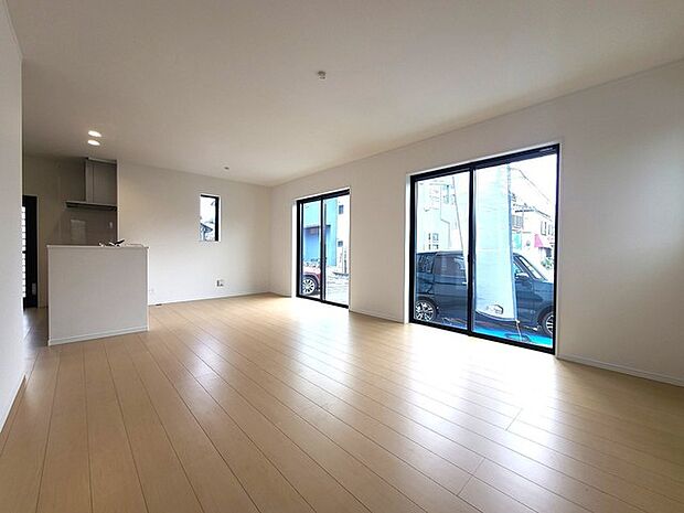 家族団欒のリビング。陽光差し込む食卓には家族の会話とスマイルが溢れます。いつまでもここで食卓を囲みたくなる、そう感じさせてくれるスペース。