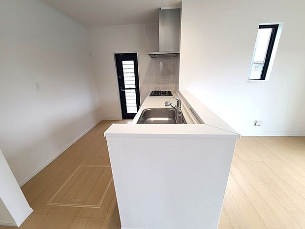 リビングにいる家族の顔が見渡せるカウンターキッチン。お料理もより一層おいしく、楽しく。食器棚を背面に設置しても十分な広さを確保しています。