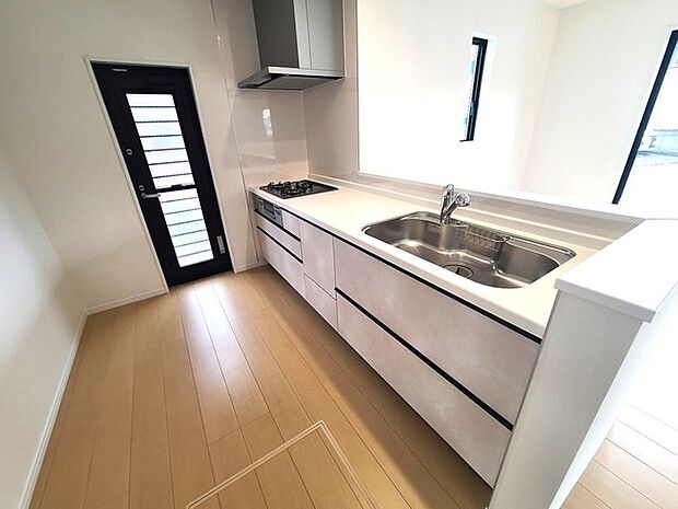 リビングにいる家族の顔が見渡せるカウンターキッチン。お料理もより一層おいしく、楽しく。食器棚を背面に設置しても十分な広さを確保しています。