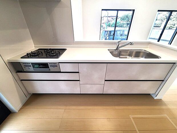 リビングにいる家族の顔が見渡せるカウンターキッチン。お料理もより一層おいしく、楽しく。食器棚を背面に設置しても十分な広さを確保しています。