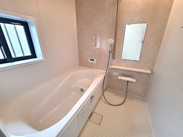 一緒にお風呂に入っている子供達の声がリビングまで聞こえてきそうな広々とした1坪バス