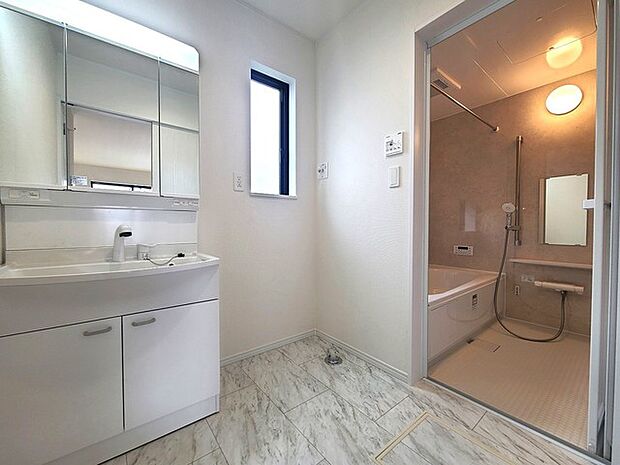 ゆとりの洗面スペースで朝の身支度もスムーズに行えます。