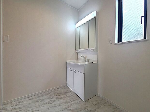 お出かけ前の身だしなみに一歩差がつく三面鏡。ミラー裏にはたっぷり収納もございます。