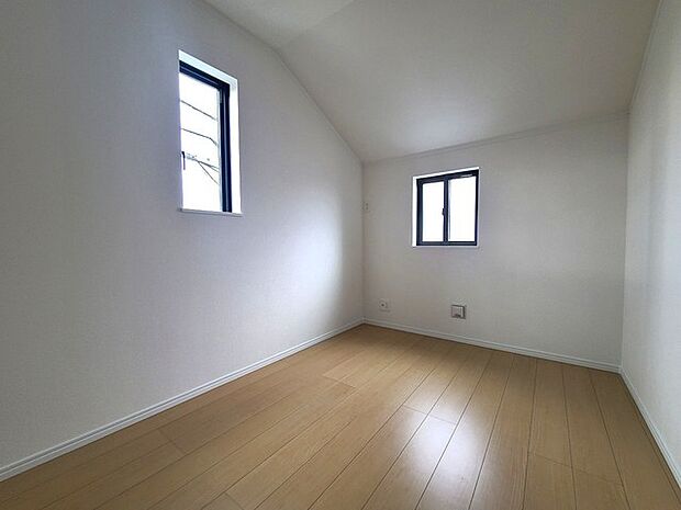 どんな家具にでも相性が良い清潔感ある白色調のクロスを採用。主張しすぎない配色、耐久性にも優れた床材は日々のメンテナンスも楽に、快適に過ごして頂けるよう考えられています。