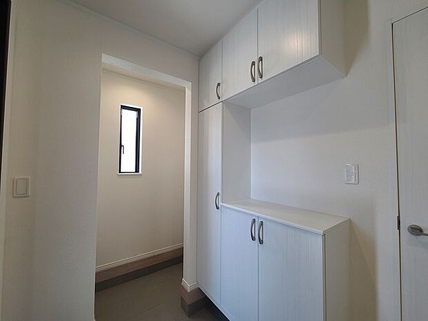 明るく開放的な玄関、靴の脱ぎ履きもしやすく、収納も豊富でご家族皆様の靴をスッキリ収納できます。