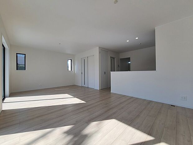 家族団欒のリビング。陽光差し込む食卓には家族の会話とスマイルが溢れます。いつまでもここで食卓を囲みたくなる、そう感じさせてくれるスペース。