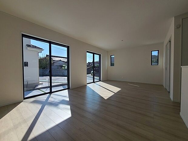 家族団欒のリビング。陽光差し込む食卓には家族の会話とスマイルが溢れます。いつまでもここで食卓を囲みたくなる、そう感じさせてくれるスペース。