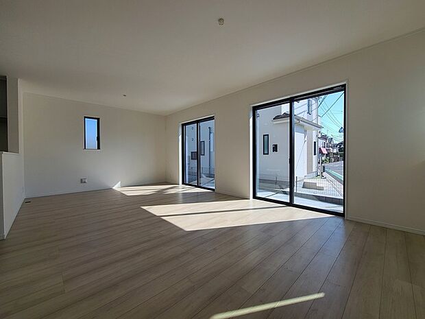 家族団欒のリビング。陽光差し込む食卓には家族の会話とスマイルが溢れます。いつまでもここで食卓を囲みたくなる、そう感じさせてくれるスペース。