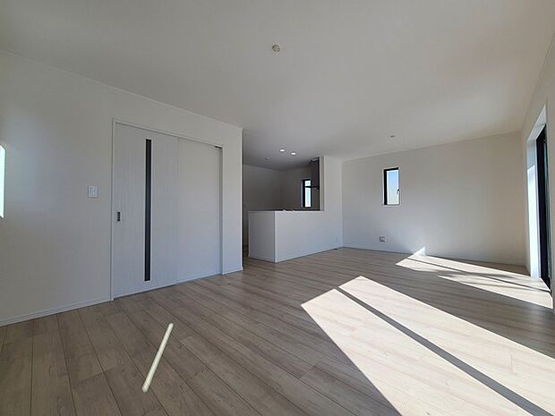 家族団欒のリビング。陽光差し込む食卓には家族の会話とスマイルが溢れます。いつまでもここで食卓を囲みたくなる、そう感じさせてくれるスペース。