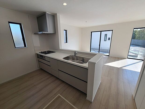 リビングにいる家族の顔が見渡せるカウンターキッチン。お料理もより一層おいしく、楽しく。食器棚を背面に設置しても十分な広さを確保しています。