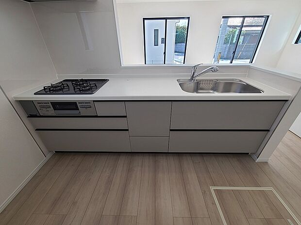 リビングにいる家族の顔が見渡せるカウンターキッチン。お料理もより一層おいしく、楽しく。食器棚を背面に設置しても十分な広さを確保しています。