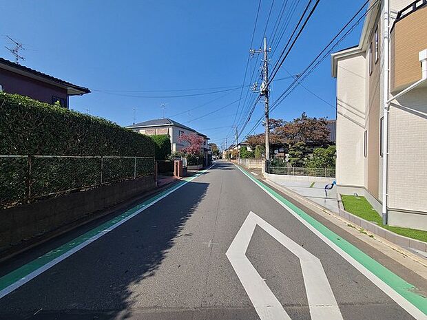 戸建てが立ち並ぶ静かな住宅街。四季折々の移り変わりを感じながら自然と楽しみ、暮らす、そんな毎日を日々の中で感じられる住環境