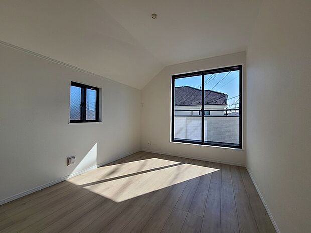 2面採光を確保した明るい室内は、爽やかな風を感じる居心地の良い空間です。