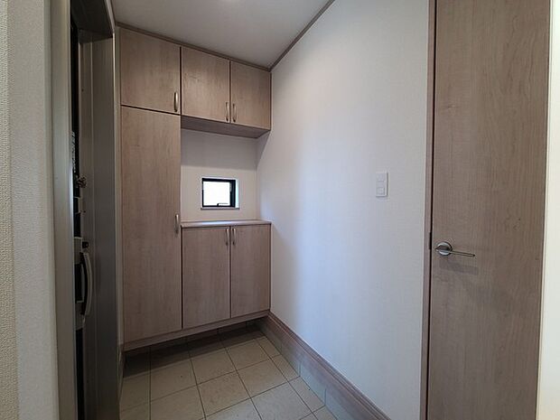 明るく開放的な玄関、靴の脱ぎ履きもしやすく、収納も豊富でご家族皆様の靴をスッキリ収納できます。