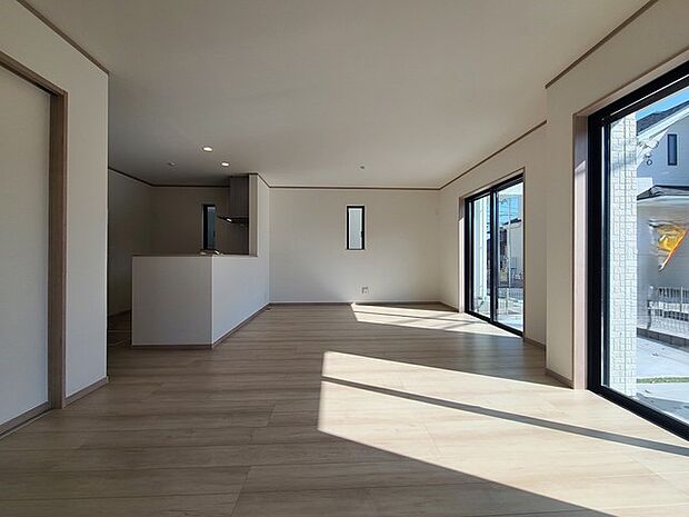 家族団欒のリビング。陽光差し込む食卓には家族の会話とスマイルが溢れます。いつまでもここで食卓を囲みたくなる、そう感じさせてくれるスペース。